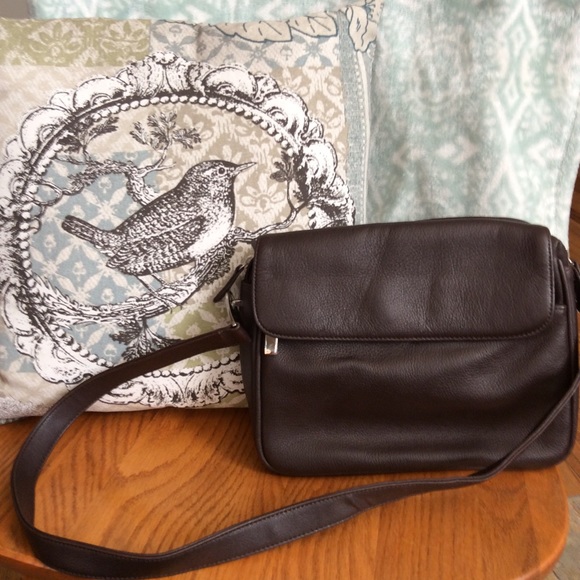 Chic Crossbody Soft Mid-Size Leather Bag - Picture 2 of 8